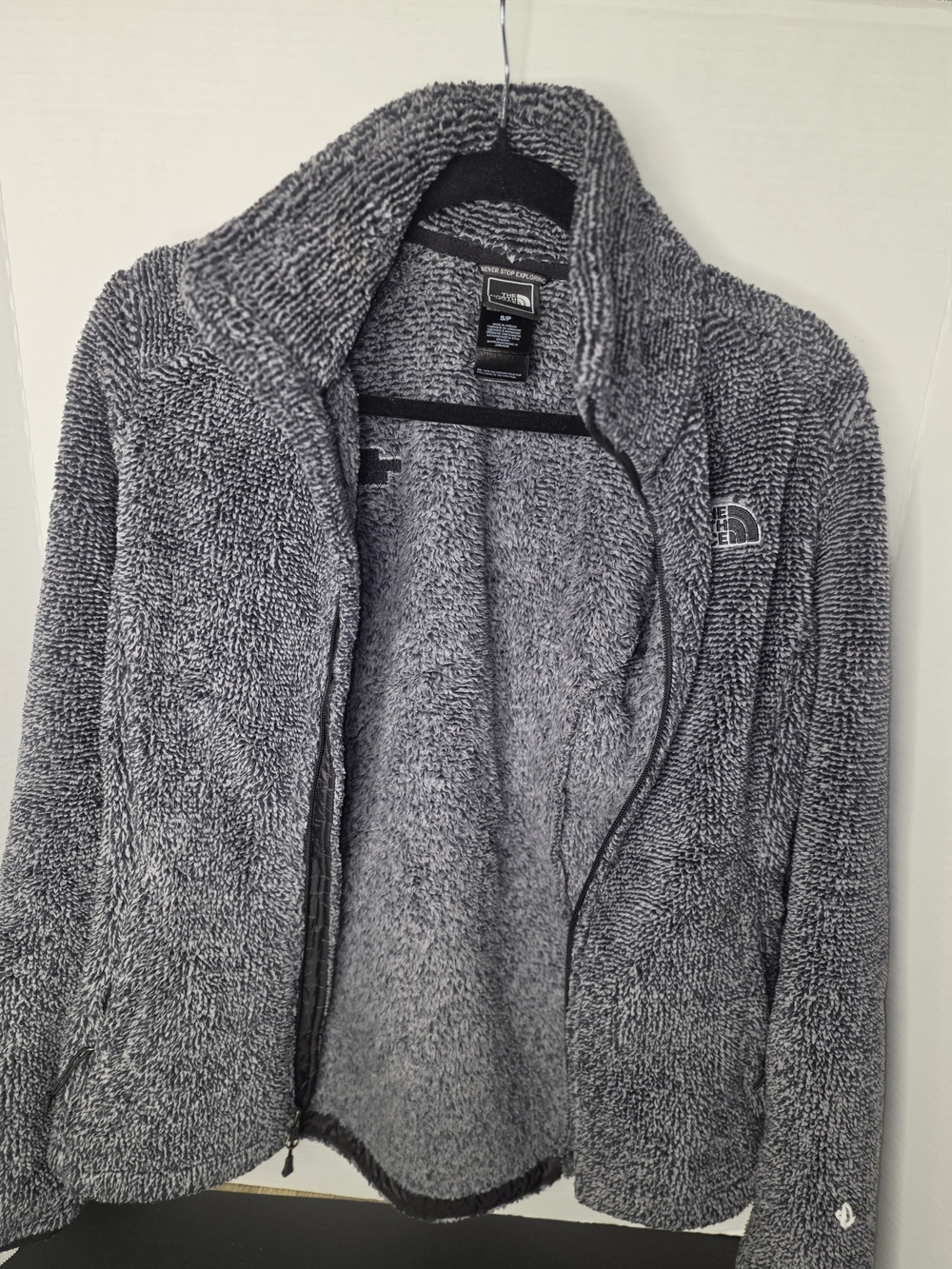 The North Face Women's Gray Fleece Jacket - Cozy Zip-Up